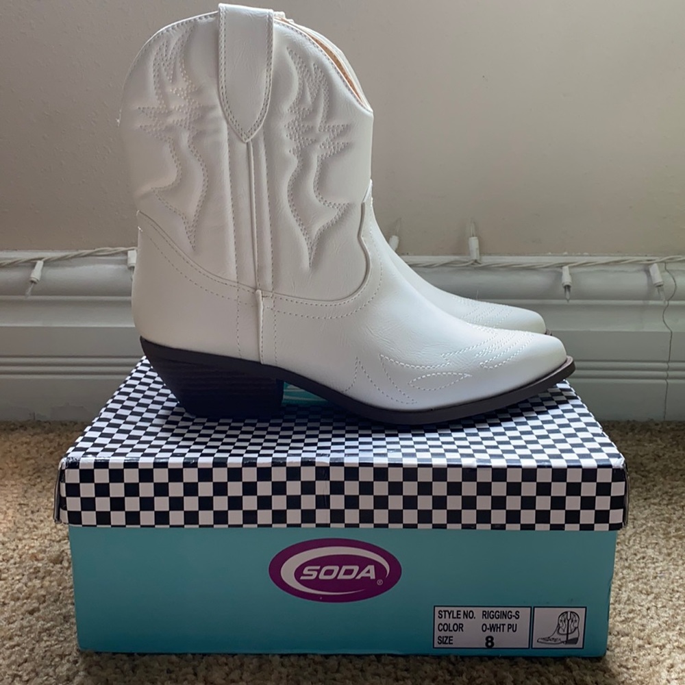 Short White Cowgirl Boots - Soda